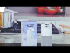 Disinfettante per le mani montato sulla parete del bagno dell'hotel